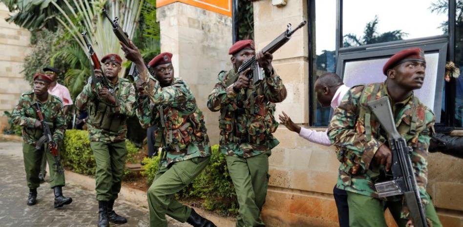 Agentes de policía durante el ataque en un complejo hotelero de Nairobi Kenia