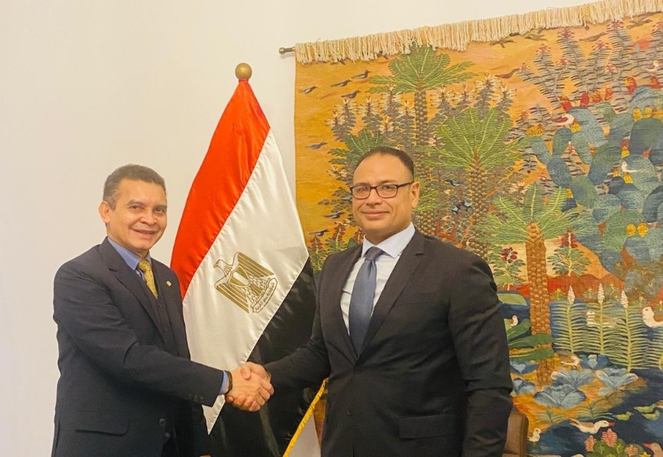 Bassem Hassan embajador de la República Árabe de Egipto en Túnez y su homólogo venezolano Reinaldo Bolívar sostuvieron una reunión de cortesía en la sede de la misión del país árabe. 1