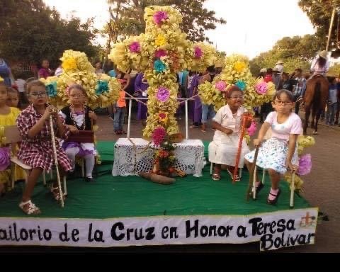 Comparsa homenaje a Teresa en San José de Tiznados