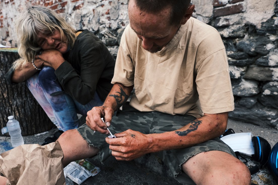 Consumidores se inyectan una mezcla de heroína y fentanilo en una calle de Kensington Filadelfia el 19 de julio de 2021Spencer Platt Gettyimages.ru