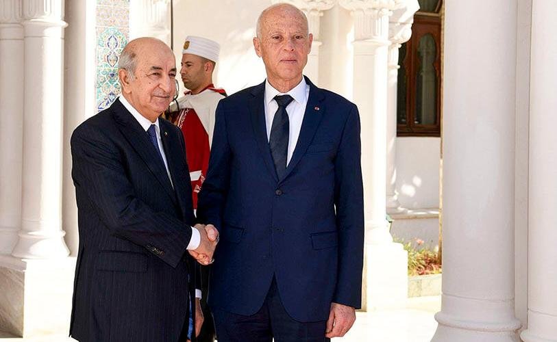 Elmadjid Tebboune junto a su homólogo tunecino Kais Saied en la capital Argel