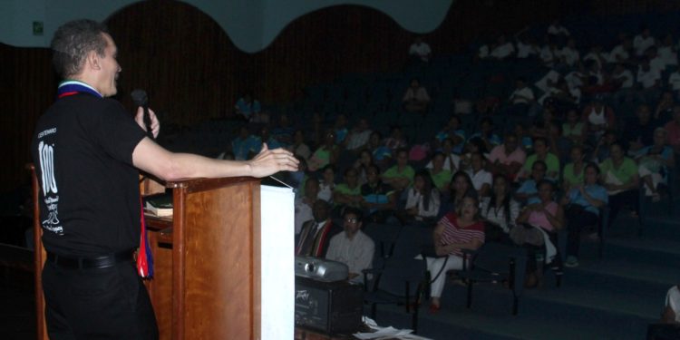 En la Villa Olímpica de Naguanagua  Reinaldo Bolívar con el sector universitario