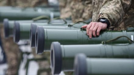 Militares ucranianos asisten a la ceremonia de entrega de armas y equipos militares pesados en Kiev