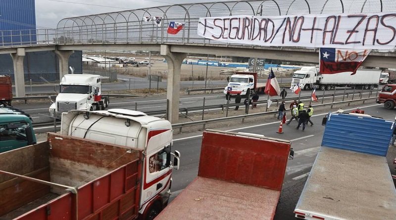 Camioneros interrumpen principales vías en Chile