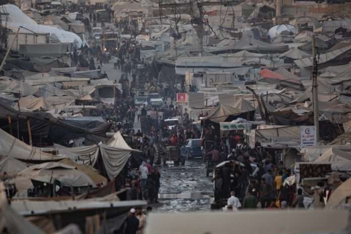 Palestinos desplazados del norte de la Franja de Gaza huyen a un campamento en la calle Al Rasheed al oeste de la ciudad de Gaza