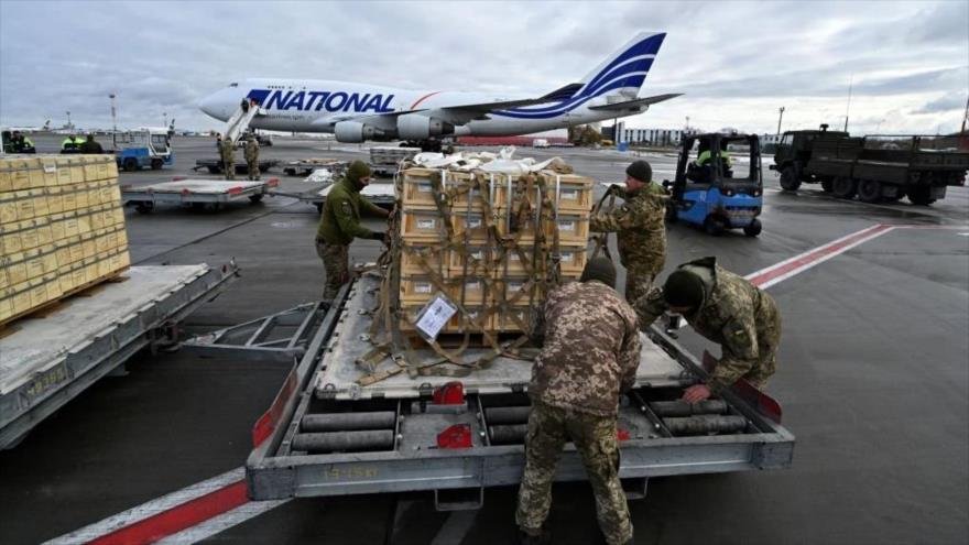 Soldados militares ucranianos descargan ayudas militares de EE.UU. en el aeropuerto Boryspil Ucrania 9 de febrero de 2022. Referencial