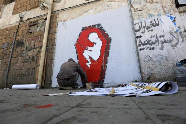 Un artista yemení pinta en protesta por el actual conflicto y por el empeoramiento de la situación ecnómica en Yemen