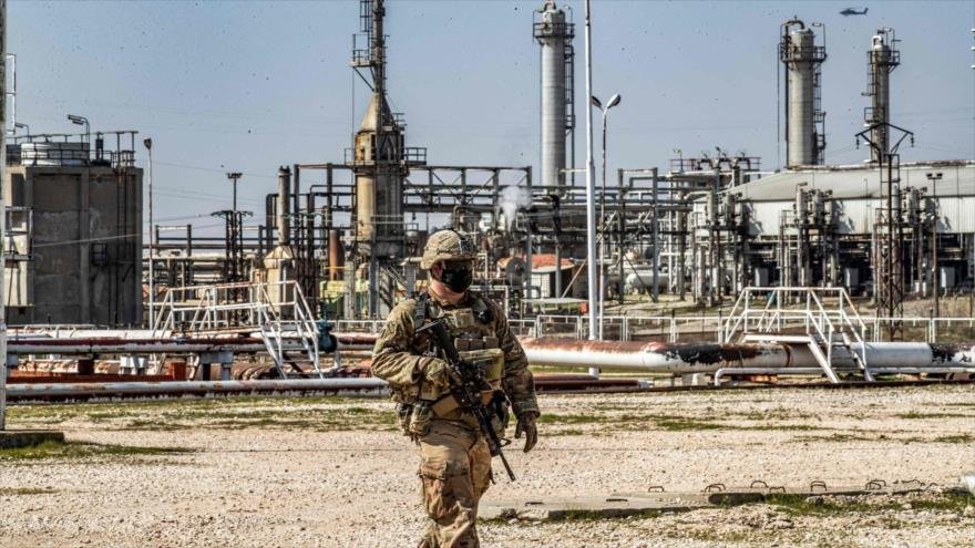 Un soldado estadounidense camina en los campos petroleros en la provincia siria de Al Hasaka 13 de febrero de 2021jpg