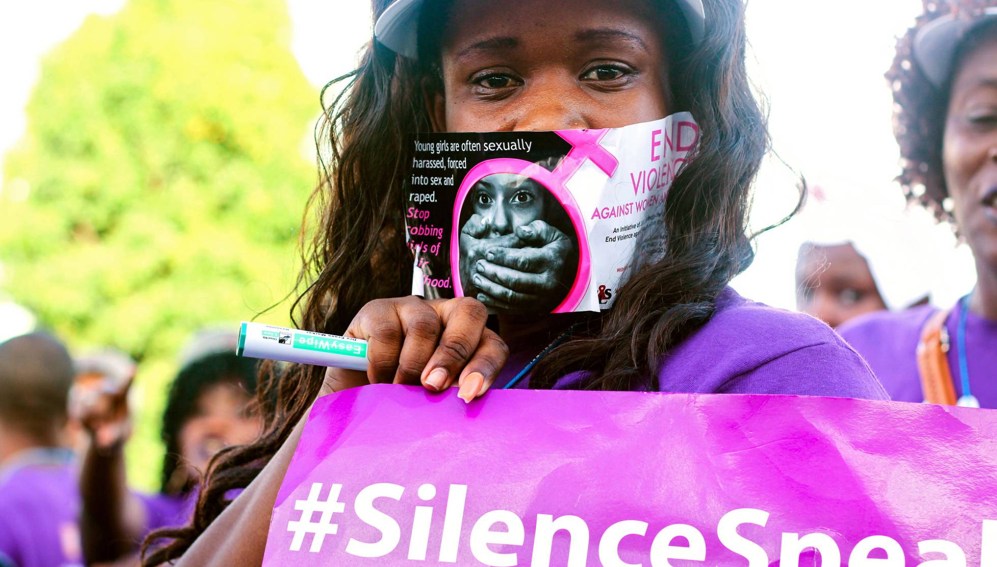 Una mujer celebra el Día Internacional del Fin de la Violencia Contra la Mujer