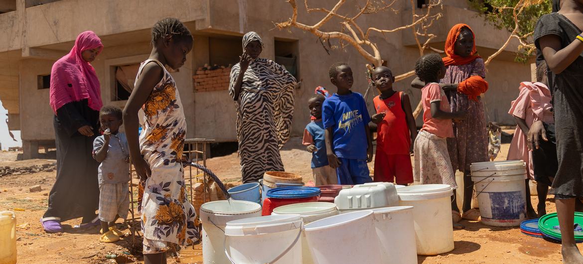 Varios habitantes de Jartum Sudán hacen cola para conseguir agua