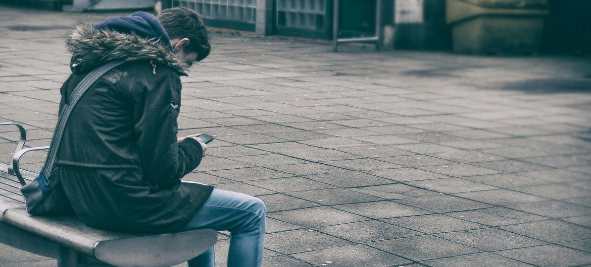 La violencia y el acoso escolar, incluido el ciberacoso, están muy extendidos y afectan a un número considerable de niños y adolescentes. - 
