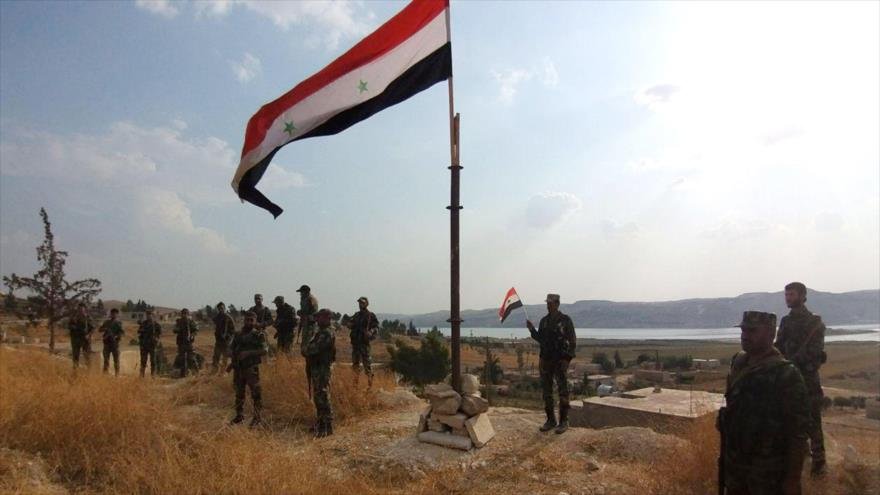 Soldados del Ejército sirio levantan la bandera de Siria cerca de los altos del Golán, ocupados por Israel