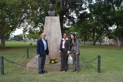Antonio Montilla ante el busto del Libertador en Pretoria