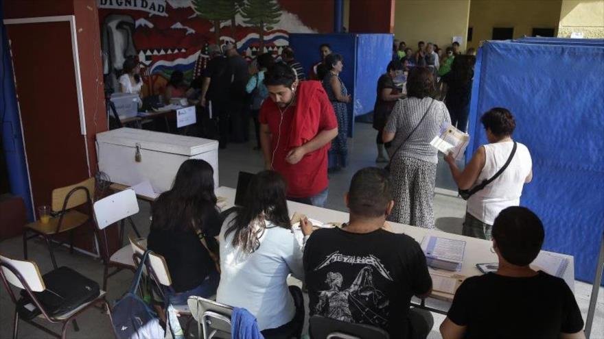 CHILENOS VOTAN EN UN CENTRO DE VOTACION
