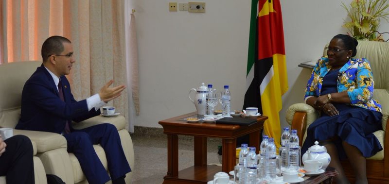 El Canciller Jorge Arreaza con la presidenta de la Asamblea Nacional de Mozambique Verónica Macamo