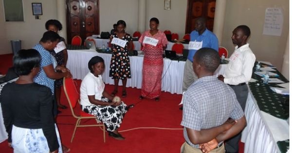 Forman instructores sobre fortalecimiento de la respuesta del sector sanitario a la violencia contra la mujer en Uganda