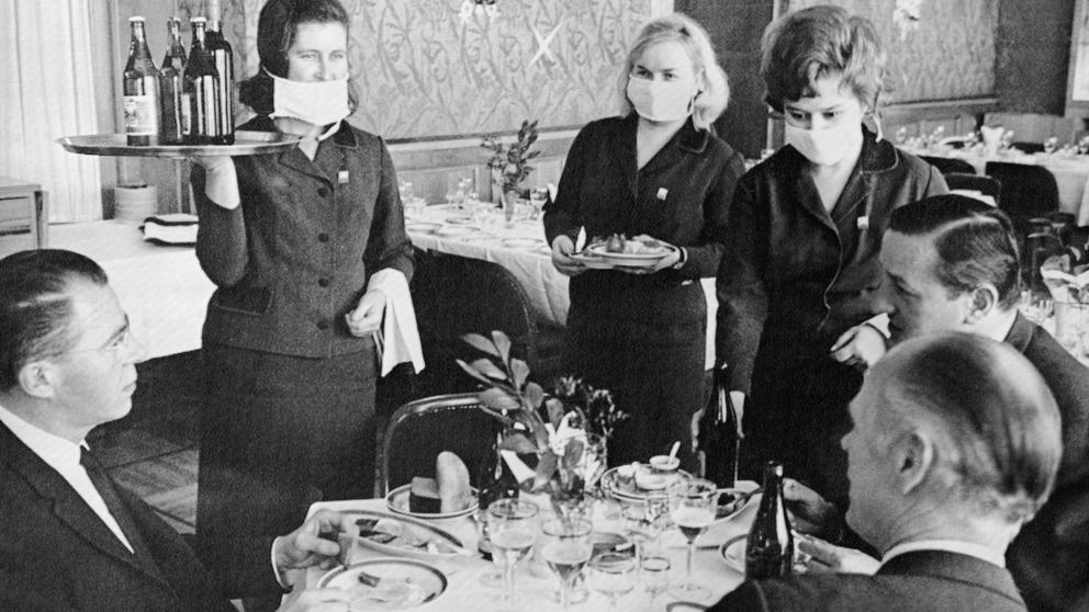 Grupo de camareras con tapabocas en un restaurante en Moscú en plena pandemia de la gripe de Hong Kong (Foto: Bettman y G)