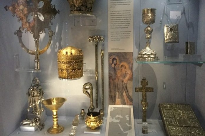 Manuscritos y objetos valiosos saqueados por las tropas británicas luego de una batalla en el siglo XIX