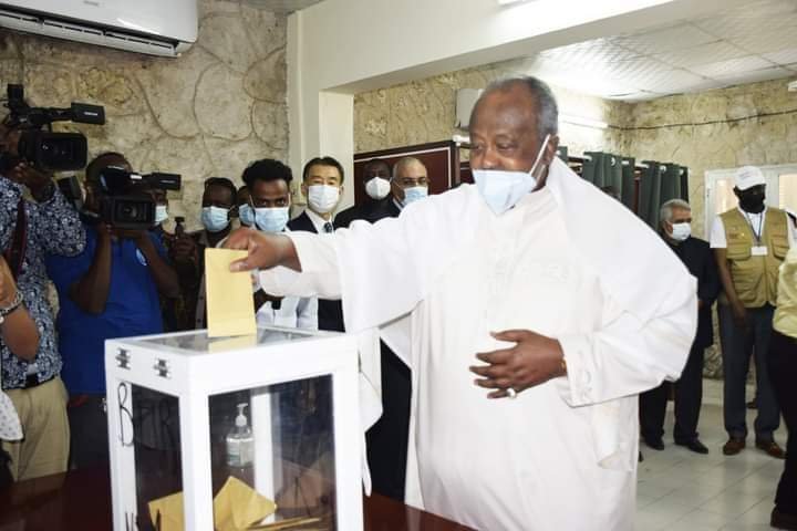  El presidente Ismail emitió su voto en una mesa electoral en la ciudad de Djibouti