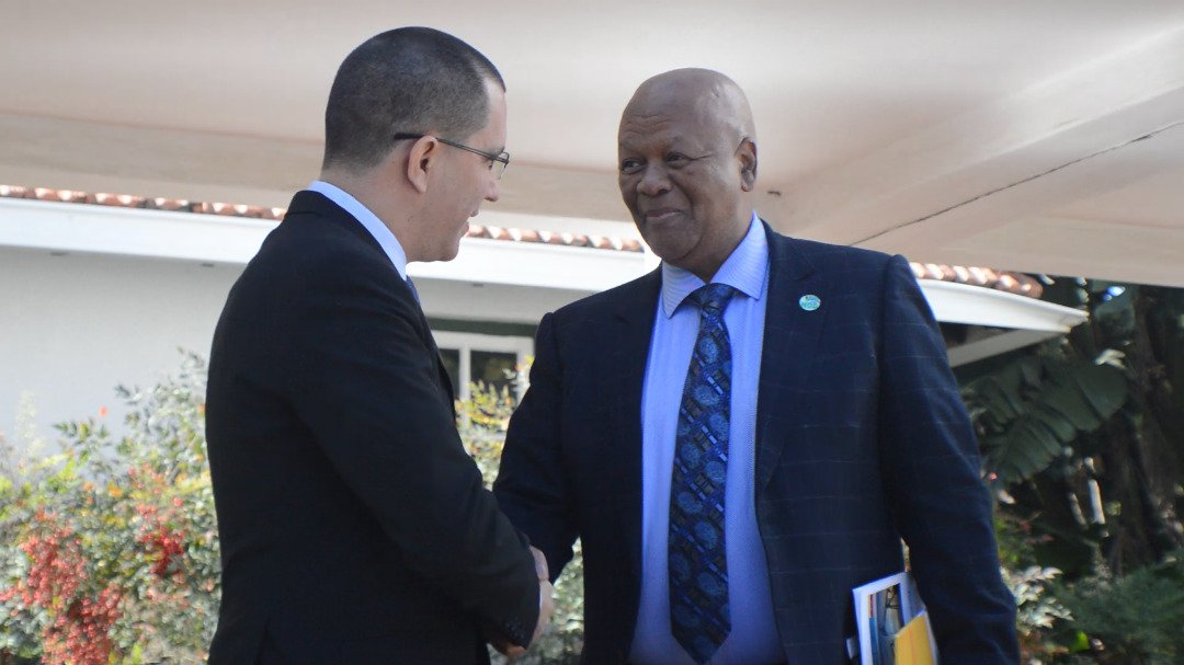 El Canciller Jorge Arreaza con el Ministro de Energía compañero Jeff Radebe 