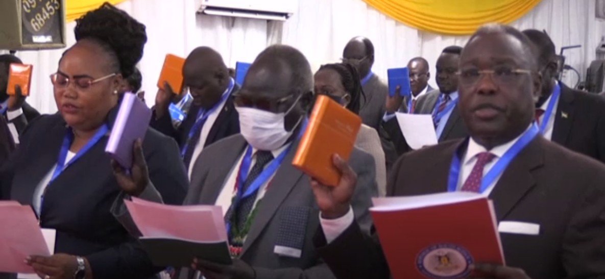 588 parlamentarios,  delegados del partido gobernante y de exfacciones rebeldes , prestaron juramento en una ceremonia en Juba 